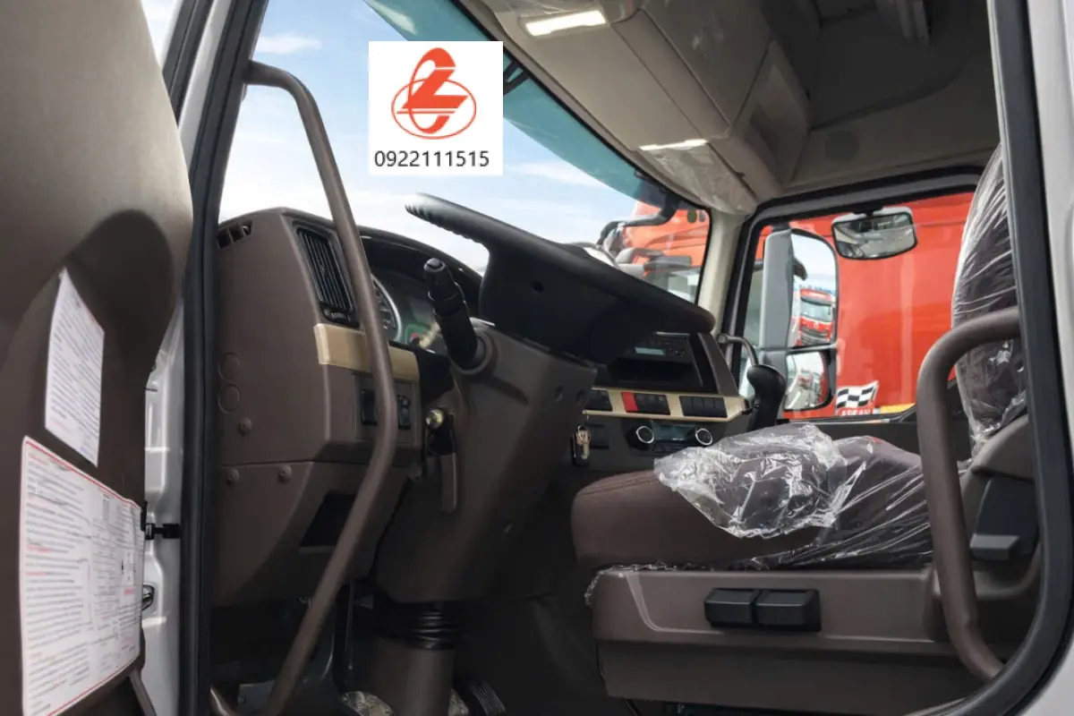 Kh&ocirc;ng gian nội thất cabin H5 xe đầu k&eacute;o Chenglong 270hp