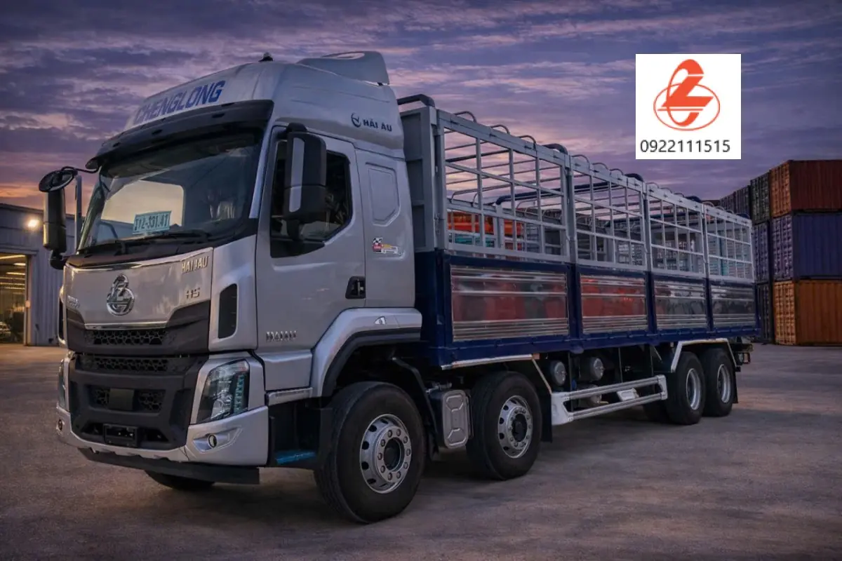 Ngoại thất mạnh mẽ của xe tải Chenglong 4 ch&acirc;n 290HP với thiết kế th&ugrave;ng mui bạt d&agrave;i 9.9 m&eacute;t.